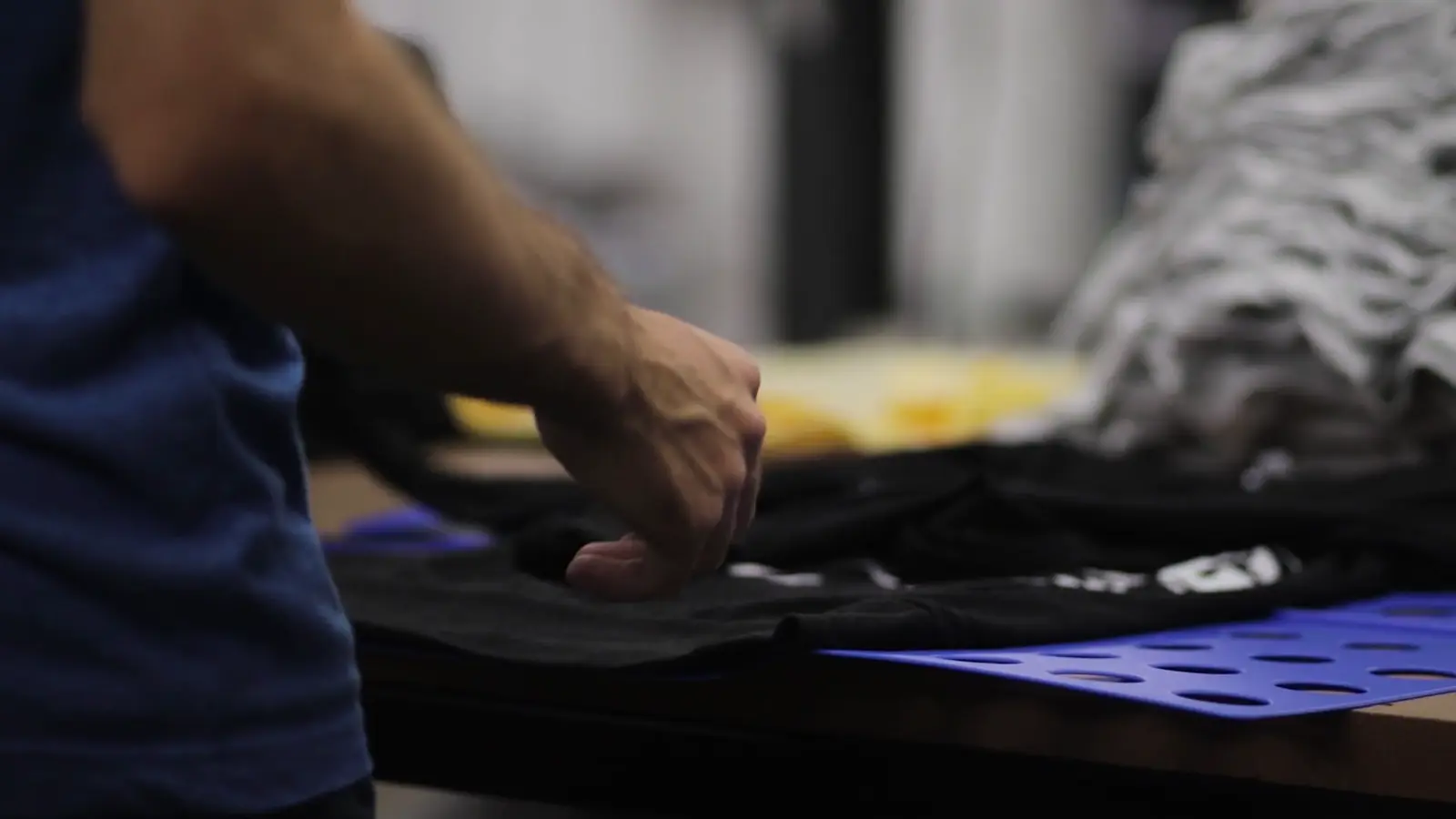 Preparando camisetas en el taller de Graphic Shops